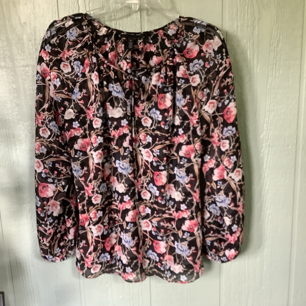 WHBM Size 8 long sleeve floral print V neck pullover top